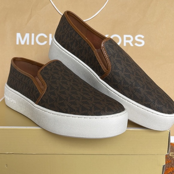 Michael Kors TEDDI SLIP ON
MK SIGNATURE SM
49FOTDFP3B
Platforms - Sneakers - Picture 5 of 16